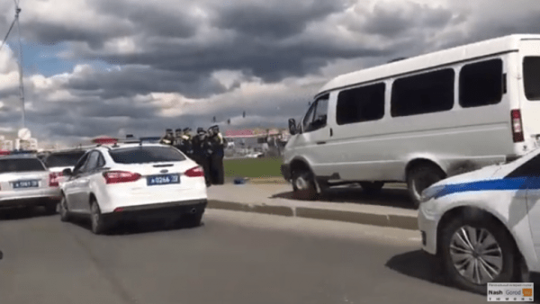 В Тюмени силовики провели спецоперацию на улице Мельникайте В Тюмени силовики провели спецоперацию на улице Мельникайте