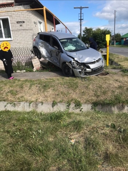 В Тюменской области машина чуть не снесла жилой дом. Фото В Тюменской области машина чуть не снесла жилой дом. Фото