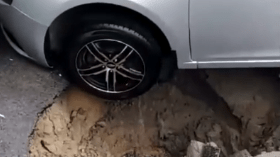 В Тюмени на Червишевском тракте провалился асфальт 