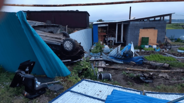 Пьяные подростки на ВАЗ-2114 протаранили огород и перевернулись недалеко от Тюмени  