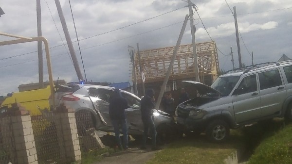 В Тюменской области машина чуть не снесла жилой дом. Фото В Тюменской области машина чуть не снесла жилой дом. Фото