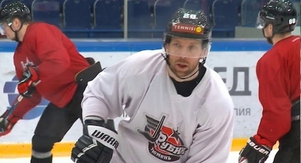 Хоккеисты "Рубина" для игры поделились на "белых" и "черных"