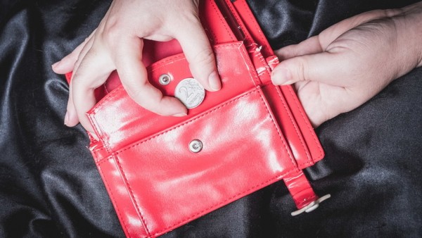 ВЦИОМ: каждый десятый россиянин живет &laquo;от&nbsp;зарплаты до&nbsp;зарплаты&raquo; 