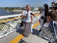 Мужчины в тельняшках на мосту Влюбленных дарили тюменкам розы и медицинские маски