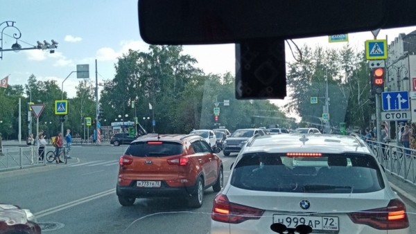 В&nbsp;центре Тюмени столкнулись сразу три автомобиля 