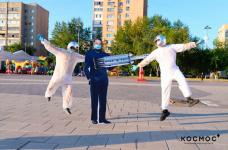 Пластиковый Илон Маск призвал тюменцев соблюдать социальную дистанцию