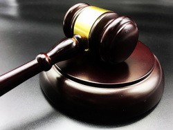 Высокопоставленного тюменского силовика осудили за взятку. Но звания не лишили