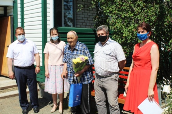 Мобильные телефоны с бесплатной связью передали юргинским ветеранам 