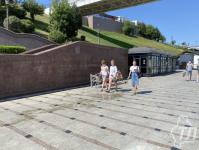 Мужчины в тельняшках на мосту Влюбленных дарили тюменкам розы и медицинские маски