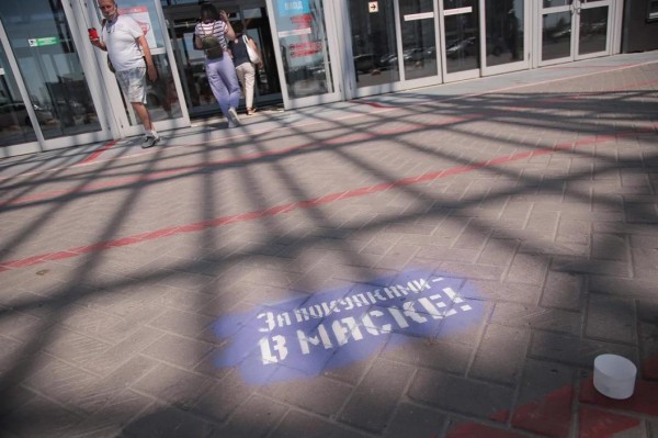 Молодогвардейцы призвали тюменцев пользоваться масками во время шопинга