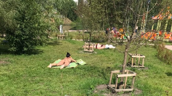 Тюменка решила принять солнечные ванны на детской площадке  
