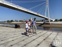 Мужчины в тельняшках на мосту Влюбленных дарили тюменкам розы и медицинские маски