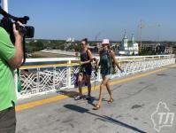 Мужчины в тельняшках на мосту Влюбленных дарили тюменкам розы и медицинские маски