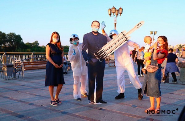 Пластиковый Илон Маск призвал тюменцев соблюдать социальную дистанцию