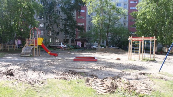 Депутат Тюменской гордумы курирует работы по благоустройству двора в Заречном 