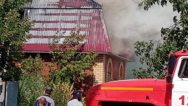 В Тюмени на улице Полевая загорелся второй этаж частного дома 