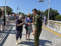 Мужчины в тельняшках на мосту Влюбленных дарили тюменкам розы и медицинские маски