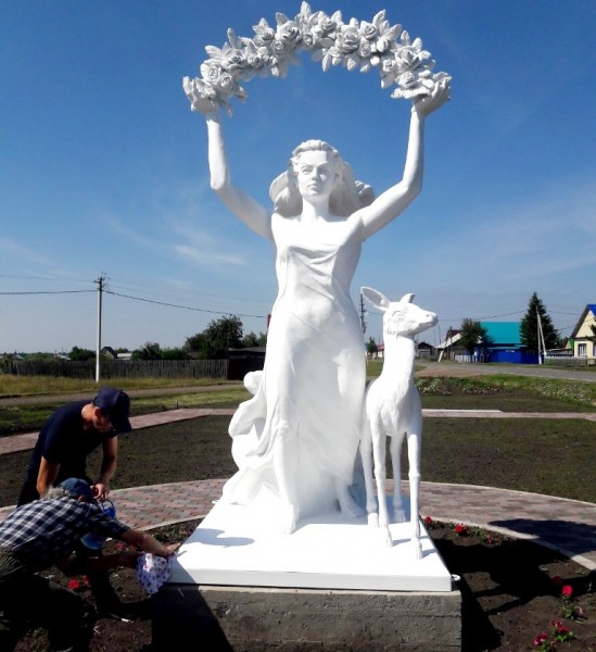 Женщину-берегиню установили на въезде в Суерку Упоровского района