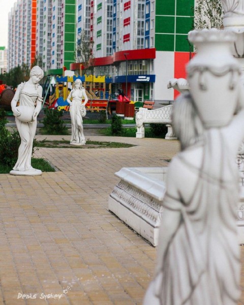 Илья Варламов разнес оформление двора в Тюмени. Горожане ответили блогеру возмущением. ФОТО