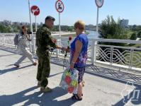Мужчины в тельняшках на мосту Влюбленных дарили тюменкам розы и медицинские маски