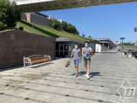 Мужчины в тельняшках на мосту Влюбленных дарили тюменкам розы и медицинские маски