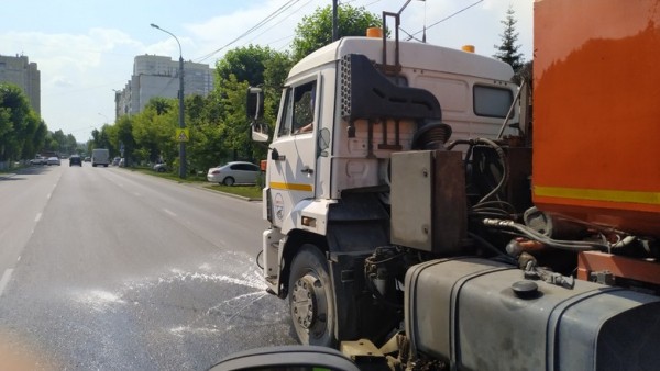 Из-за жары в Тюмени поливают дороги Из-за жары в Тюмени поливают дороги