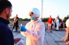 Пластиковый Илон Маск призвал тюменцев соблюдать социальную дистанцию