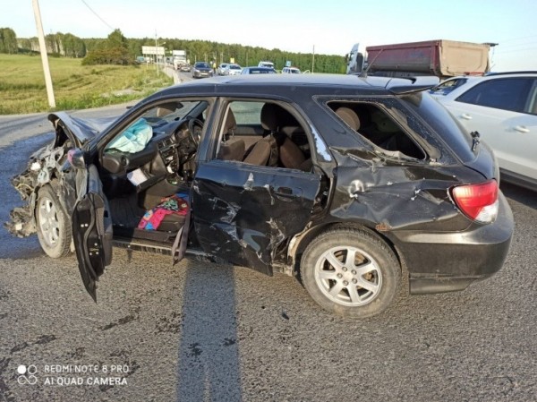 Фура протаранила автомобиль на&nbsp;42 километре трассы Тюмень-Екатеринбург. Видео 