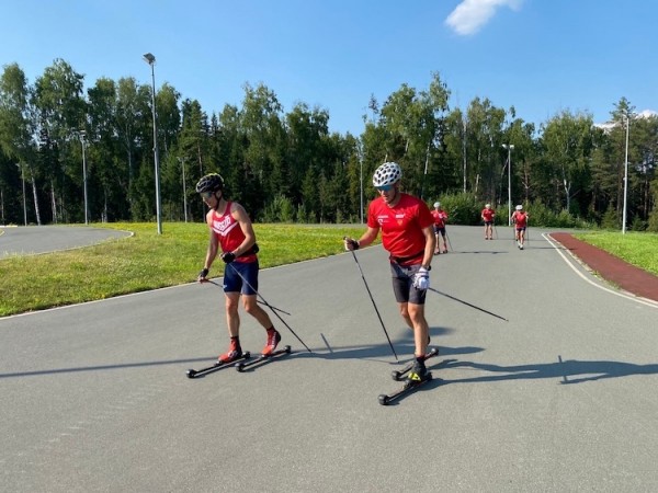 Лыжники Евгений Белов и Глеб Ретивых тренируются в Чайковском Лыжники Евгений Белов и Глеб Ретивых тренируются в Чайковском