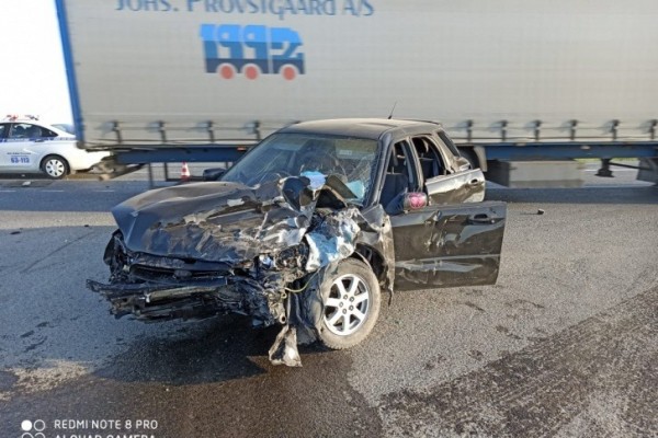 Фура протаранила автомобиль на&nbsp;42 километре трассы Тюмень-Екатеринбург. Видео 