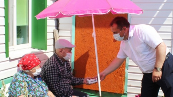 Мобильные телефоны с бесплатной связью передали юргинским ветеранам 