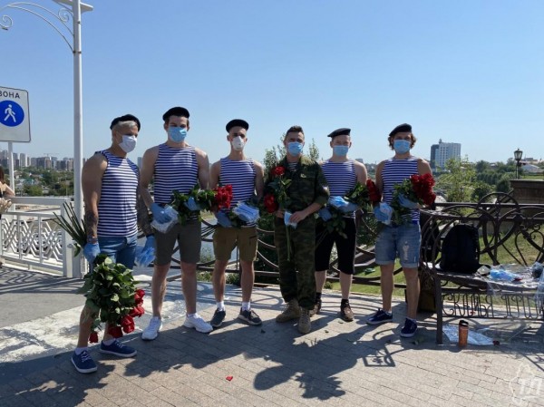 Мужчины в тельняшках на мосту Влюбленных дарили тюменкам розы и медицинские маски