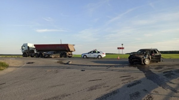 Фура протаранила автомобиль на&nbsp;42 километре трассы Тюмень-Екатеринбург. Видео 