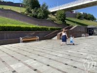 Мужчины в тельняшках на мосту Влюбленных дарили тюменкам розы и медицинские маски