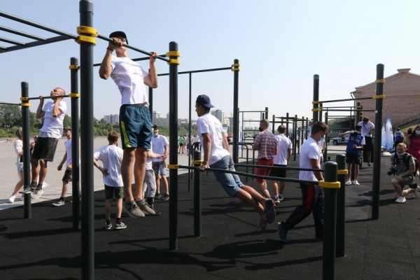 Большой турниковый комплекс появился на набережной в Тюмени