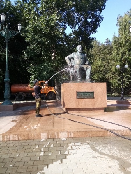 Памятник Текутьеву помыли с&nbsp;шампунем 