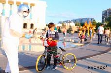 Пластиковый Илон Маск призвал тюменцев соблюдать социальную дистанцию