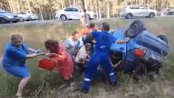 В Тюмени иномарка перевернулась около базы отдыха &laquo;Боровое&raquo; из-за неудачного маневра 