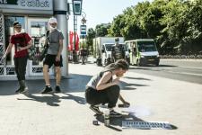 Молодогвардейцы напомнили тюменцам о масочном режиме надписями на асфальте Молодогвардейцы напомнили тюменцам о масочном режиме надписями на асфальте