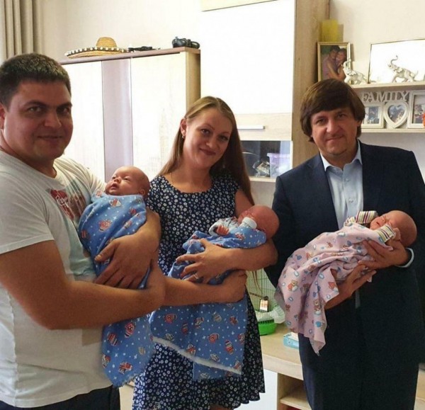 Тобольская семья принимала поздравления с рождением тройни