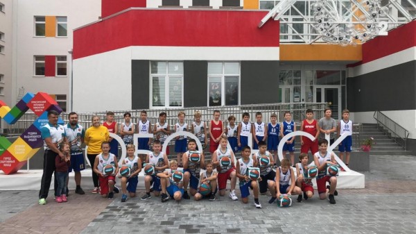 Тобольские юные баскетболисты играют мячами из переработанных пластиковых бутылок 