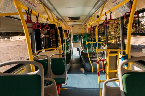 Госавтоинспекторы выясняют причины падения пенсионерок в автобусах 