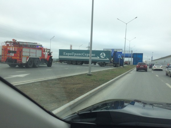 Смертельное ДТП парализовало движение на крупной трассе в Тюмени. ФОТО