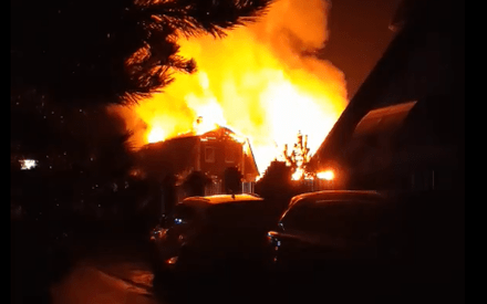 В деревне под Тюменью из-за удара молнии загорелся дом 