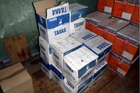 В подпольном цехе в Тюмени мигранты производили водку, бренди и коньяк