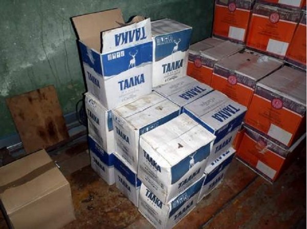 В подпольном цехе в Тюмени мигранты производили водку, бренди и коньяк 