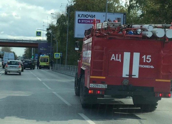 В Тюмени Lexus RX300 сбил на зебре женщину с ребенком