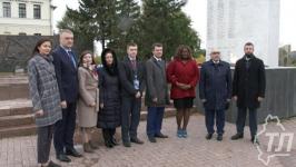 Представители зарубежных государств возложили цветы к Вечному огню в Тюмени