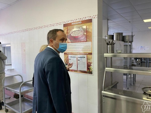 Школам - зачет: федеральный инспектор проверил, чем и как кормят начальные классы Тюмени и Тюменского района