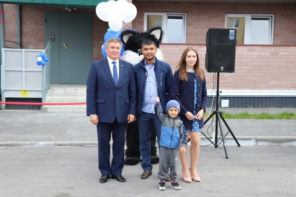 Бюджетники и льготники получили ключи от квартир в новых домах Сладково 